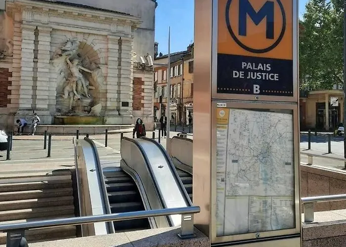 Le Black And White Cosy Centre *