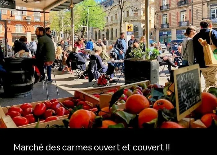 Le Black And White Cosy Centre