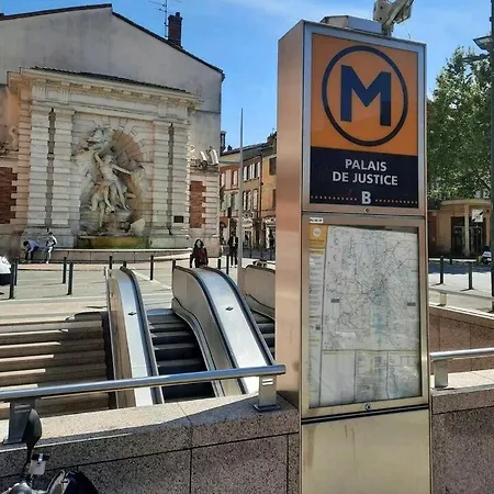 Le Black And White Cosy Centre *